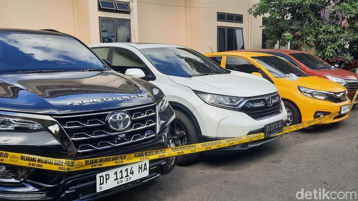 Penampakan 4 unit mobil yang disita dari 2 pasutri pelaku penipuan online Rp 4,6 miliar di Sidrap. Rania/detikSulsel