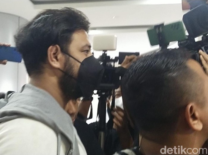 Penampakan perdana Ammar Zoni usai ditangkap terkait kasus narkoba di Polres Metro Jakarta Barat.