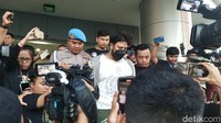 Saat ditangkap, Ammar Zoni sedang sendirian. Polisi menemukan barang bukti berupa 4 paket sabu dan satu paket kecil ganja. Ini adalah ketiga kalinya Ammar Zoni ditangkap karena narkoba. Foto: (Tina Susilawati/detikcom)