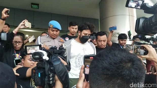 Penampakan perdana Ammar Zoni usai ditangkap terkait kasus narkoba di Polres Metro Jakarta Barat.