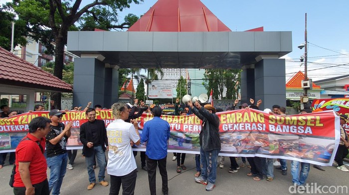 Pendemo berjoget di halaman Kantor Gubernur Sumsel menyindir video viral DJ Sinta saat diundang Poltekpar.
