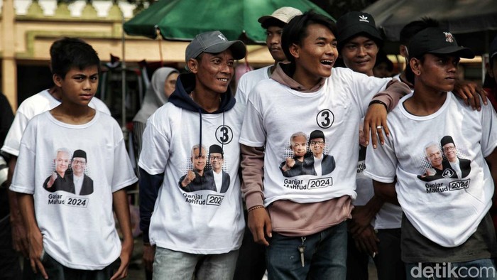 Sejumlah pendukung Capres  Cawapres 03 Ganjar - Mahfud hadir dalam kampanye Ganjar Pranowo di Pondok Ungu, Babelan, Kabupaten Bekasi, Rabu (14/12/2023).