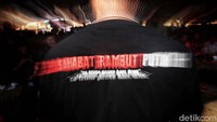 Selain bergambar Ganjar-Mahfud, ada juga pendukung yang memakai kaos bertuliskan Sahabat Rambut Putih. Dia terlihat di antara para pendukung yang memadati lokasi kampanye.