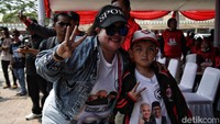 Pendukung Ganjar-Mahfud mengacungkan tiga jari yang menyimbolkan nomor urut Pilpres 2024.