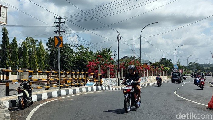Pengendara melintas di sekitar Teteg Wetan, Wates, Kulon Progo, Kamis (14/12/2023)