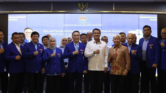 Ketua Umum Himpunan Nelayan Seluruh Indonesia (HNSI), Herman Herry, melantik pengurus DPP HNSI masa bakti 2023-2028, di Kementerian Kelautan dan Perikanan (KKP), Jakarta. Untuk mewujudkan visi Indonesia Emas 2045, sektor kelautan dan perikanan mempunyai peran penting dan strategis dalam pembangunan perekonomian nasional.