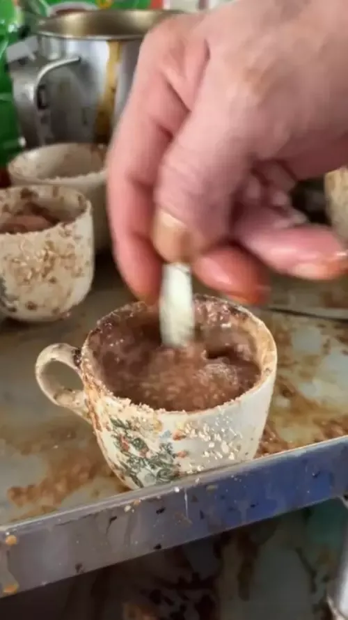 Penjual Kopi Ini  Gerobaknya Berantakan dan Racikannya Banjir Gula