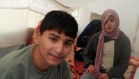 Remaja kembar autis Palestina Mustasem dan Sujood beristirahat di tenda, tempat tinggal mereka sekarang setelah rumahnya hancur diserang Israel.