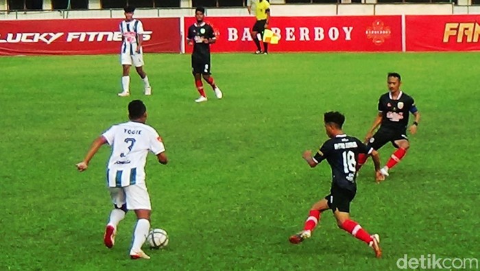 Pertandingan Persika 1951 (hitam) vs Persikabbar (putih) di laga Liga 3 Seri 1 Jawa barat di Stadion Singaperbangsa Karawang