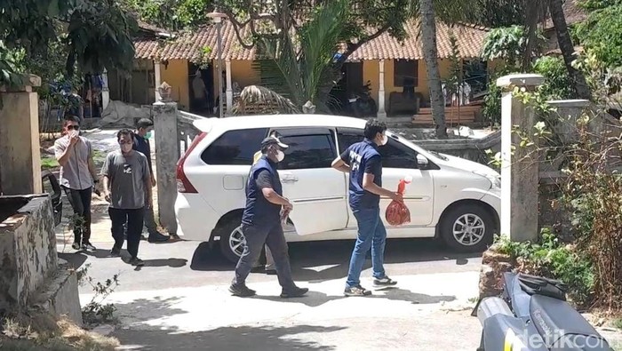 Petugas Densus 88 bersama Inafis Polres Boyolali melakukan penggeledahan di rumah terduga pelaku, Kamis (14/12/2023).