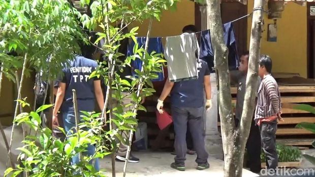 Petugas Densus 88 bersama Inafis Polres Boyolali melakukan penggeledahan di rumah terduga pelaku, Kamis (14/12/2023).