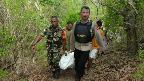 Petugas TNI dan Polri saat mengevakuasi jenazah WN China bernama Wu Mian yang ditemukan tewas di Dusun Webenahi, Desa Silawan, Kecamatan Tasifeto Timur, Kabupaten Belu, NTT. (Foto: Dok. Polres Belu)
