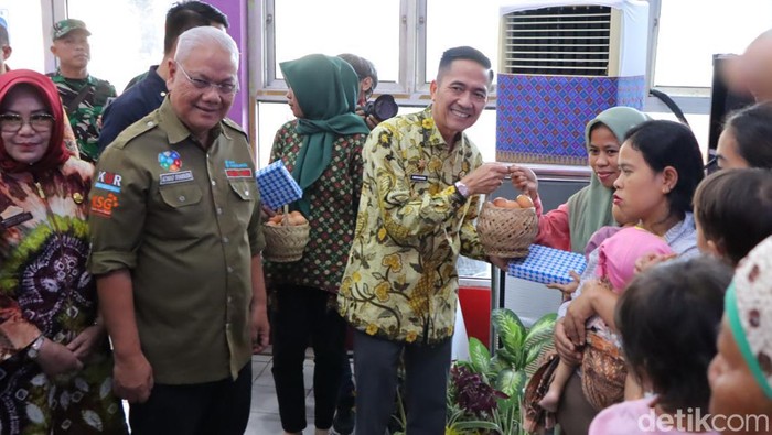 Pj Wali Kota Palembang, beri susu dan telur dalam upaya penurunan angka stunting.