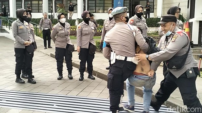 Polisi amankan pria yang diduga copet saat aksi unjuk rasa buruh di depan Gedung Sate Bandung.