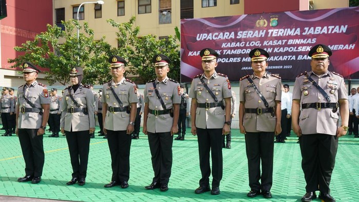 Polres Metro Jakarta Barat menggelar serah terima jabatan Kapolsek Tambora dan Kapolsek Palmerah