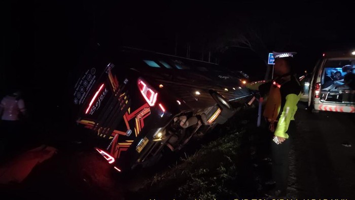 Potret kecelakaan tunggal bus po Bejeu di Tol Cipali Kabupaten Indramayu, 2 penumpang MD