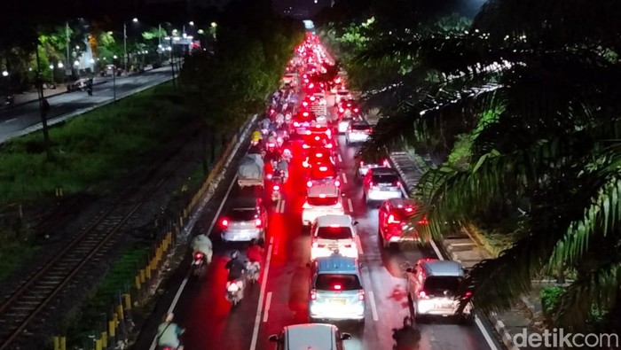 Potret kemacetan di Jalan A Yani Surabaya karena ada perbaikan rel kereta api di sisi timur Bundaran Taman Pelangi Surabaya.
