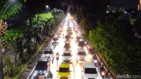 Akibat perbaikan rel di Jalan Jemur Andayani, kemacetan pun mengular hingga Jalan A Yani (Foto: Praditya Fauzi Rahman/detikJatim)