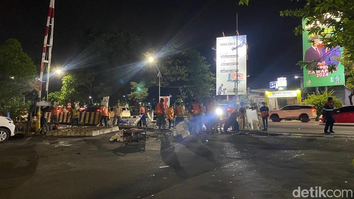 Potret kemacetan di Jalan A Yani Surabaya Potret kemacetan di Jalan A Yani Surabaya karena ada perbaikan rel kereta api di sisi timur Bundaran Taman Pelangi Surabaya.