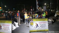 PT KAI Daop 8 Surabaya melakukan pengerjaan perbaikan rel di Jalan Jemur Andayani menuju bundaran Taman Pelangi, Jalan A Yani.  (Foto: Praditya Fauzi Rahman/detikJatim)