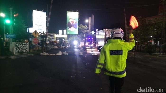 Potret Kemacetan di Jalan Ahmad Yani Surabaya gegara Perbaikan Rel