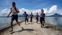 Di balik pesona dan potensi alam yang melimpah, sebuah pulau terluar di wilayah Indonesia masih menyimpan banyak tantangan dan kendala yang harus dihadapi. Terutama adalah terbatasnya akses pelayanan publik mulai dari kesehatan hingga pendidikan. Hal tersebut dirasakan langsung oleh masyarakat di beberapa pulau di Halmahera Utara. Di mana mereka harus merogoh kocek yang tidak sedikit jika ingin mendapatkan pelayanan publik seperti berobat.