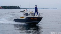Tapi kini masyarakat di beberapa pulau Halmahera Utara bisa bernafas lega. Pasalnya, kesulitan yang mereka alami kini bisa terbantu karena hadirnya peran aktif dari Polairud (Polisi Perairan dan Udara) Polres Halmahera Utara).