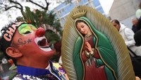Prosesi ini untuk meminta Our Lady of Guadalupe agar terus menjaga anggota dan keluarga mereka.  