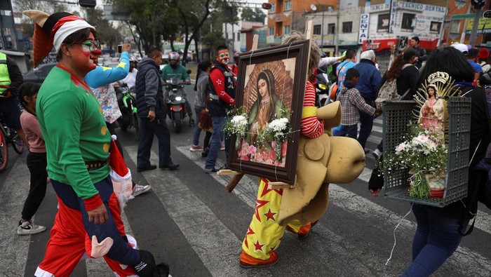 Clowns take part in a procession to pay homage to Mexico’s patron saint, Our Lady of Guadalupe, at the Basilica of Our Lady of Guadalupe in Mexico City, Mexico, December 13, 2023. REUTERS/Luis Cortes