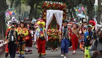 Ratusan badut ambil bagian dalam prosesi memberi penghormatan dan berziarah kepada santo pelindung Meksiko, Our Lady of Guadalupe di Mexico City, Meksiko, Rabu (13/12).