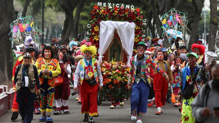 Potret Ratusan Badut Berziarah Keagamaan di Meksiko Clowns take part in a procession to pay homage to Mexicoβs patron saint, Our Lady of Guadalupe, at the Basilica of Our Lady of Guadalupe in Mexico City, Mexico, December 13, 2023. REUTERS/Luis Cortes