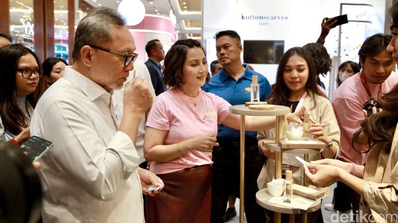Potret Zulhas Kunjungi Booth Jakarta X Beauty 2023 Menteri Perdagangan Zulkifli Hasan mengunjungi beberapa booth yang Jakarta X Beauty di Jakarta Convention Center, Kamis (14/12/2023). Ia sempat membeli beberapa produk di salah satu booth.