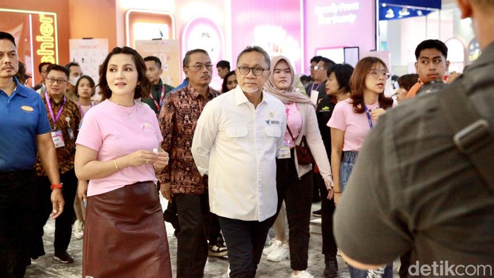 Menteri Perdagangan Zulkifli Hasan mengunjungi beberapa booth yang Jakarta X Beauty di Jakarta Convention Center, Kamis (14/12/2023). Ia sempat membeli beberapa produk di salah satu booth.