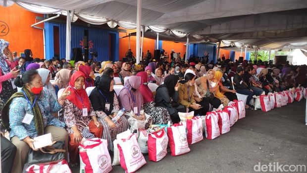 Presiden Jokowi membagikan bantuan beras kepada warga Kota Malang