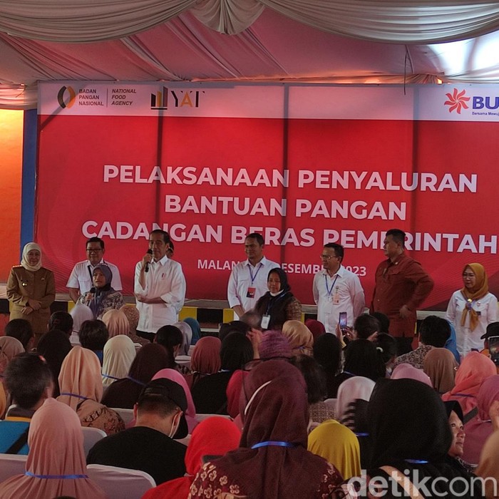 Presiden Jokowi membagikan bantuan beras kepada warga Kota Malang