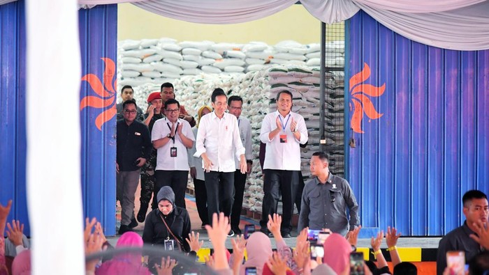 Presiden Jokowi mengunjungi Gudang Bulog Gadang, Kota Malan. Jokowi juga sekaligus membagikan bantuan langsung tunai (BLT) dan cadangan beras pemerintah (CBP) sejumlah penerima manfaat.