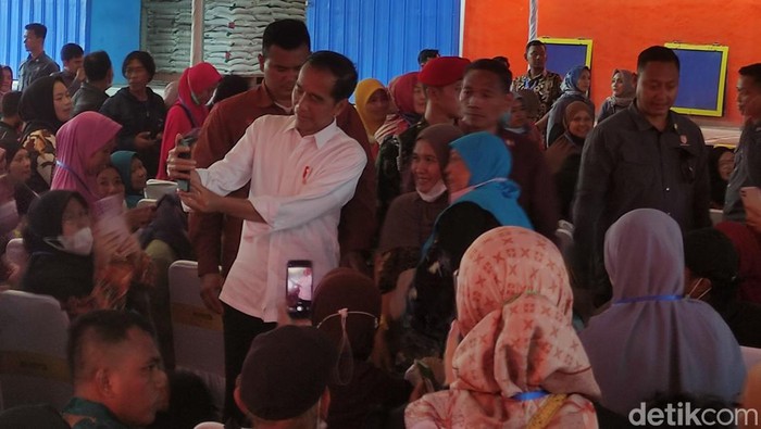 Presiden Jokowi salurkan bantuan cadangan pemerintah di Gudang Bulog, Gadang, Kota Malang