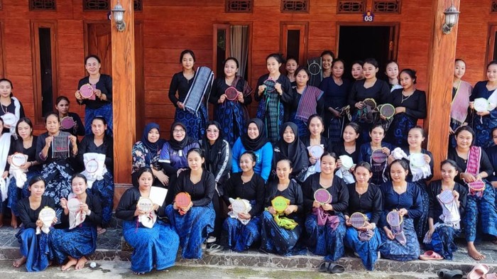 Puluhan perempuan Baduy usai mengikuti pelatihan menyulam