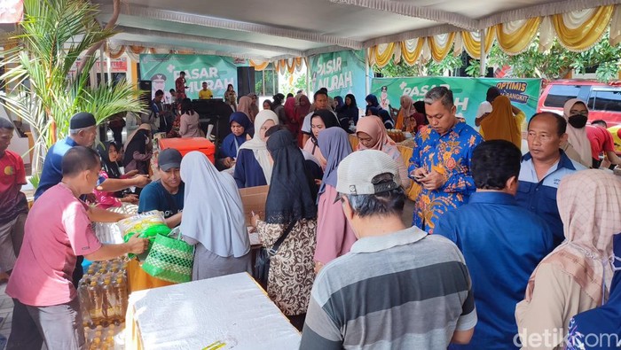 Ratusan Warga Ponorogo Serbu Pasar Murah Pemprov Jatim