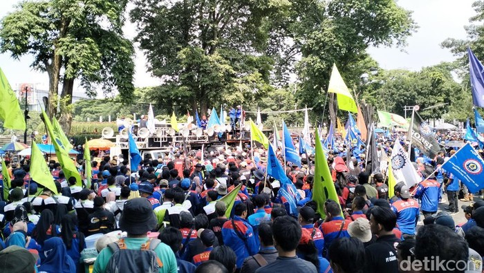 Demo Umk Ribuan Buruh Kembali Kepung Gedung Sate Bandung Demo Umk Ribuan Buruh Kembali Kepung Gedung Sate Bandung