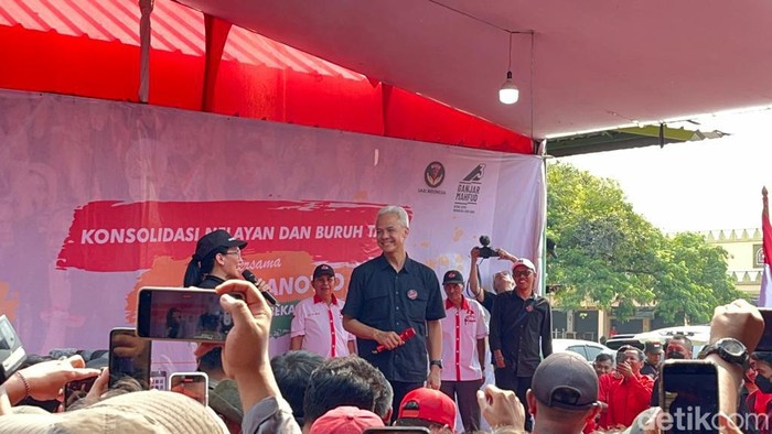 Rieke Diah Pitaloka dan Ganjar Pranowo dalam acara pertemuan dengan buruh tani dan nelayan di Taman Marakas, Pondok Ungu, Bekasi, Jawa Barat, Kamis (14/12/2023).