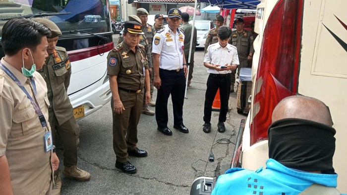 Satpol PP DKI Jakarta menggelar razia uji emisi di Terminal Bus Kalideres dan sekitarnya