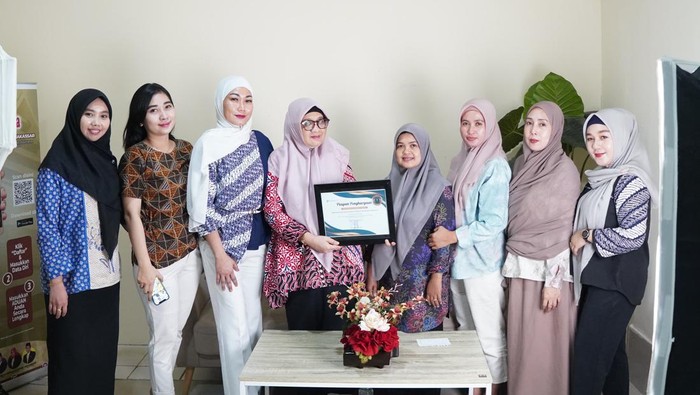 Sekretariat DPRD Makassar menerima penghargaan dari BPS Makassar.