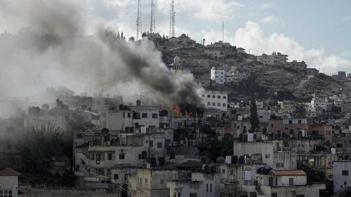 Fire and smoke rises during an Israeli army operation in Jenin, West Bank, Wednesday, Dec. 13, 2023. (AP Photo/Majdi Mohammed)
