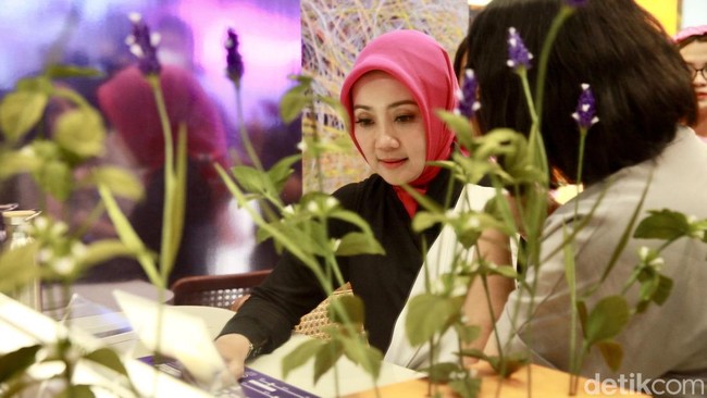 Selama menyambangi booth-booth yang ada di event terbesar di dunia tersebut, banyak yang meneriaki dirinya Bu Cinta.