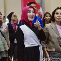 Penampilannya yang cantik juga menjadi pusat perhatian para pengunjung.