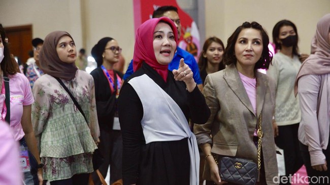 Penampilannya yang cantik juga menjadi pusat perhatian para pengunjung.