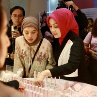 Atalia juga sempat mencoba makeup di salah satu booth yang ada di Jakarta X Beauty.