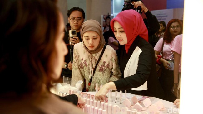 Atalia juga sempat mencoba makeup di salah satu booth yang ada di Jakarta X Beauty.