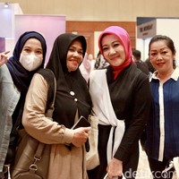 Ia juga sempat asyik swafoto bersama pengunjung.